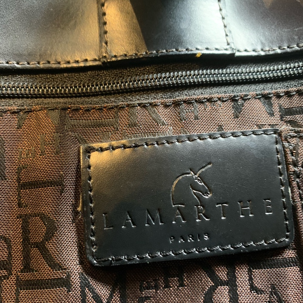 perfect condition, barely used. elegant style and great quality. Leather
